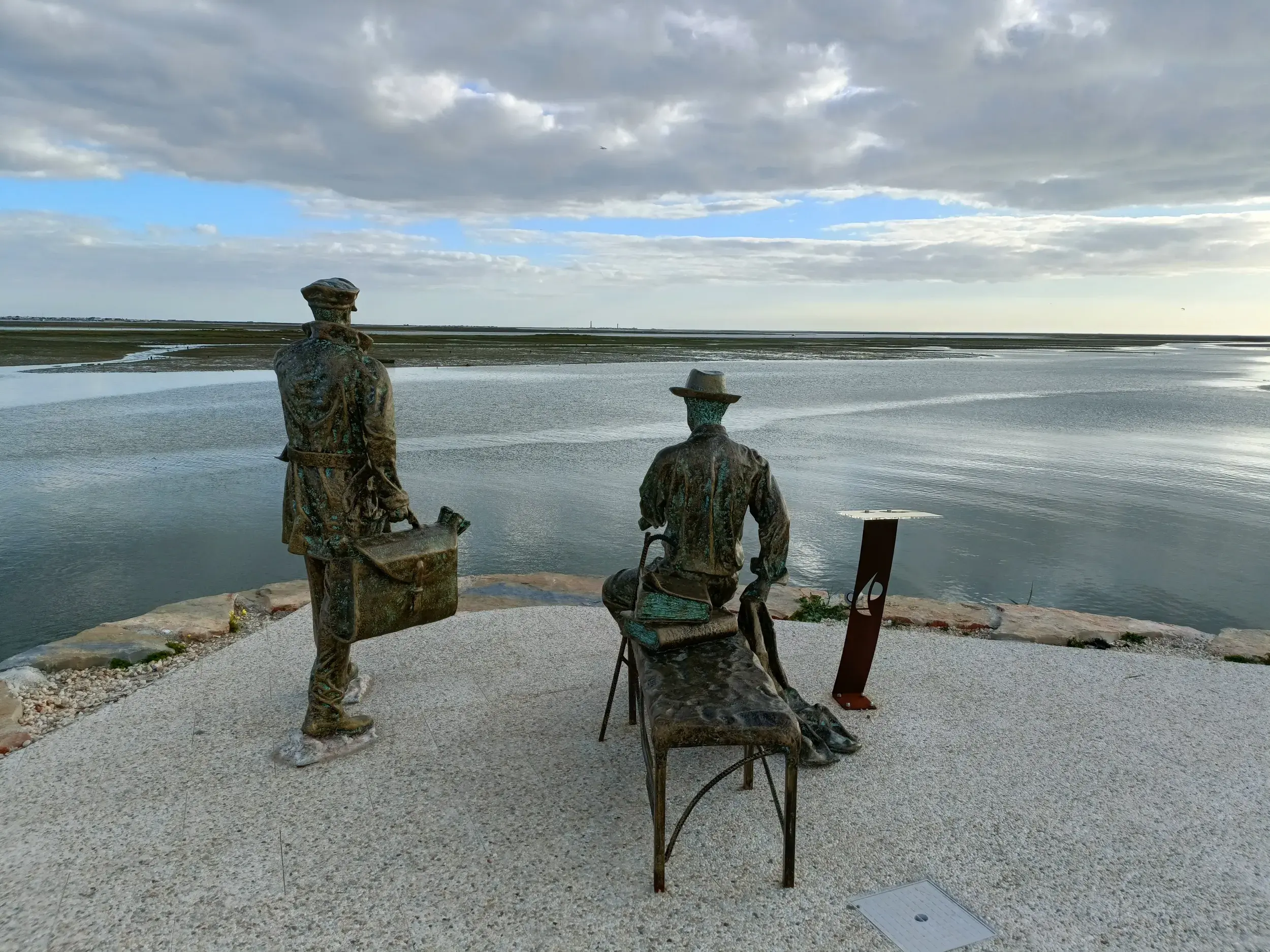Die Statue der Schmuggler in Alcoutim, zwei Bronzefiguren am Ufer des Grenzflusses Guadiana in der Algarve.