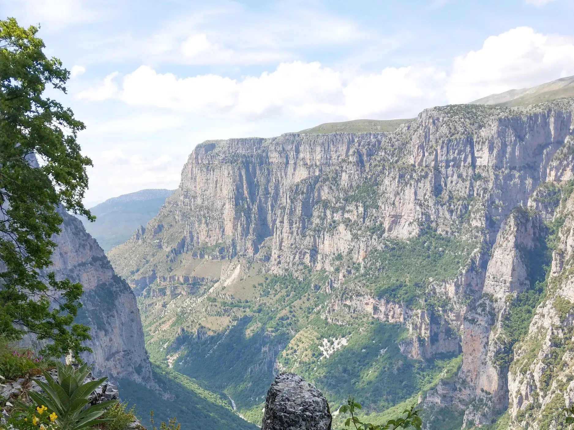 Atemberaubender Ausblick während einer Wanderung auf die tiefen, steilen Felswände der Vikos-Schlucht in Griechenland.