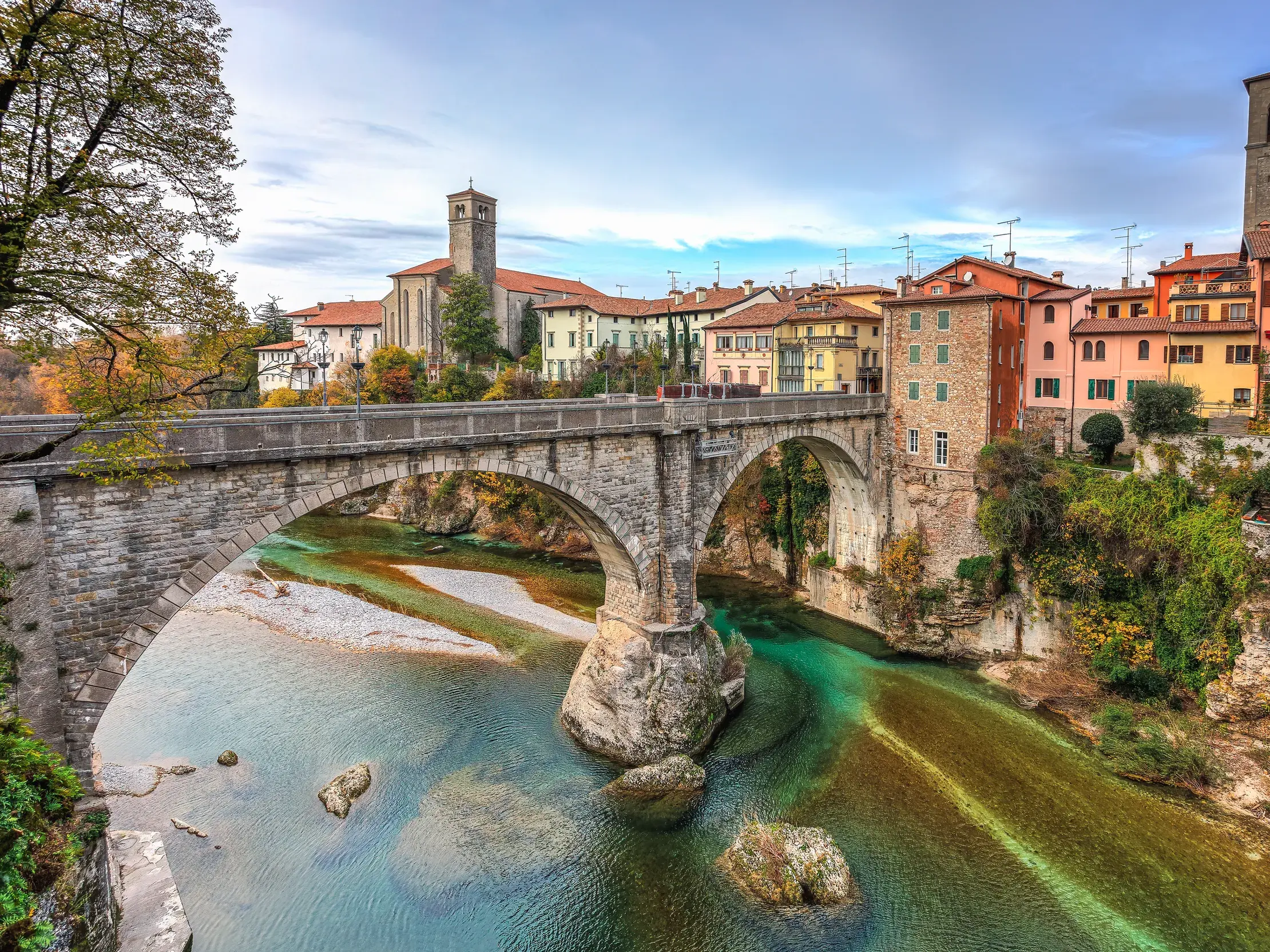Die steinerne Teufelsbrücke, Ponte del Diavolo, überspannt den Fluss zur malerischen Altstadt von Cividale del Friuli.