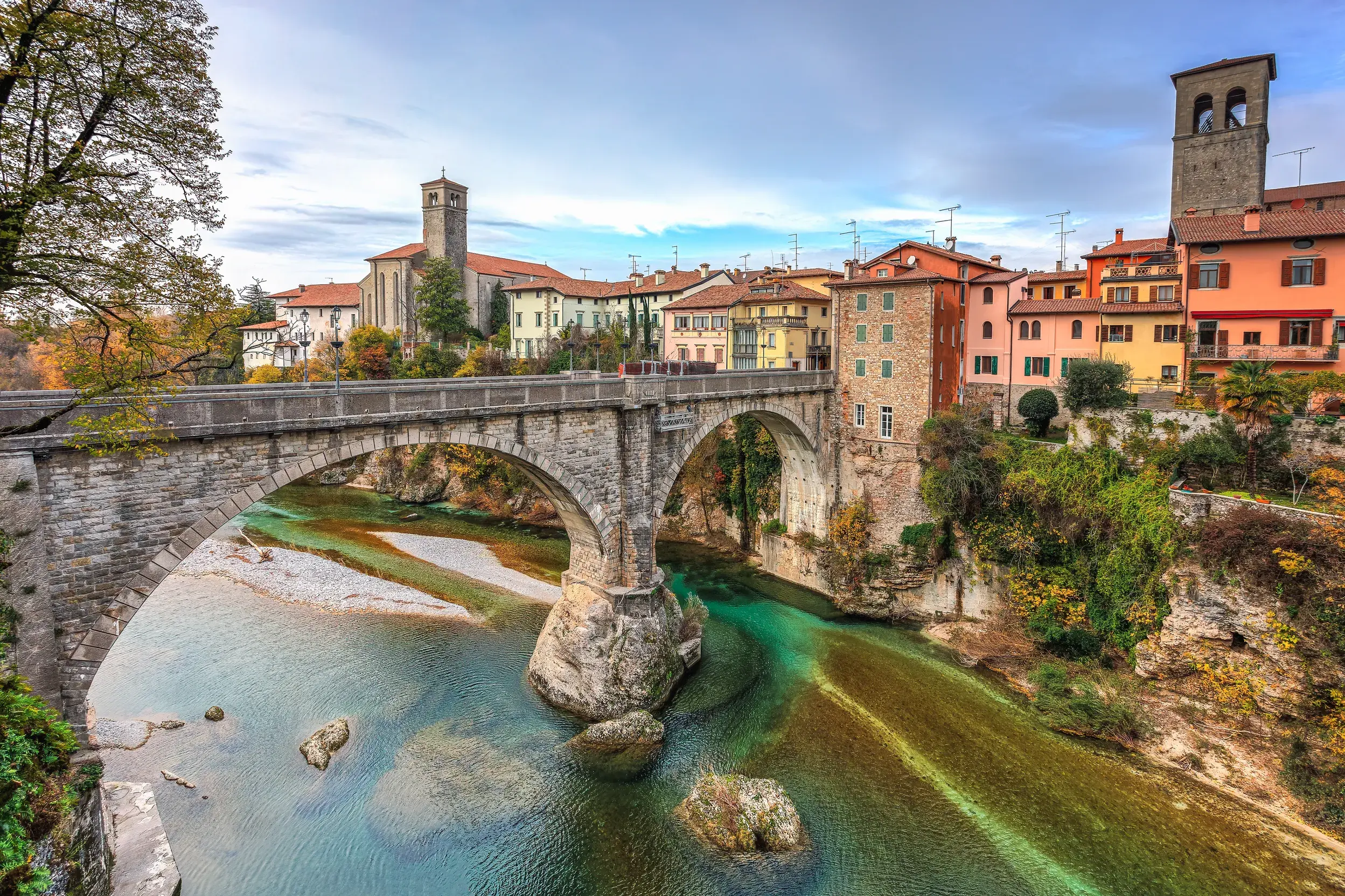 Die steinerne Teufelsbrücke, Ponte del Diavolo, überspannt den Fluss zur malerischen Altstadt von Cividale del Friuli.