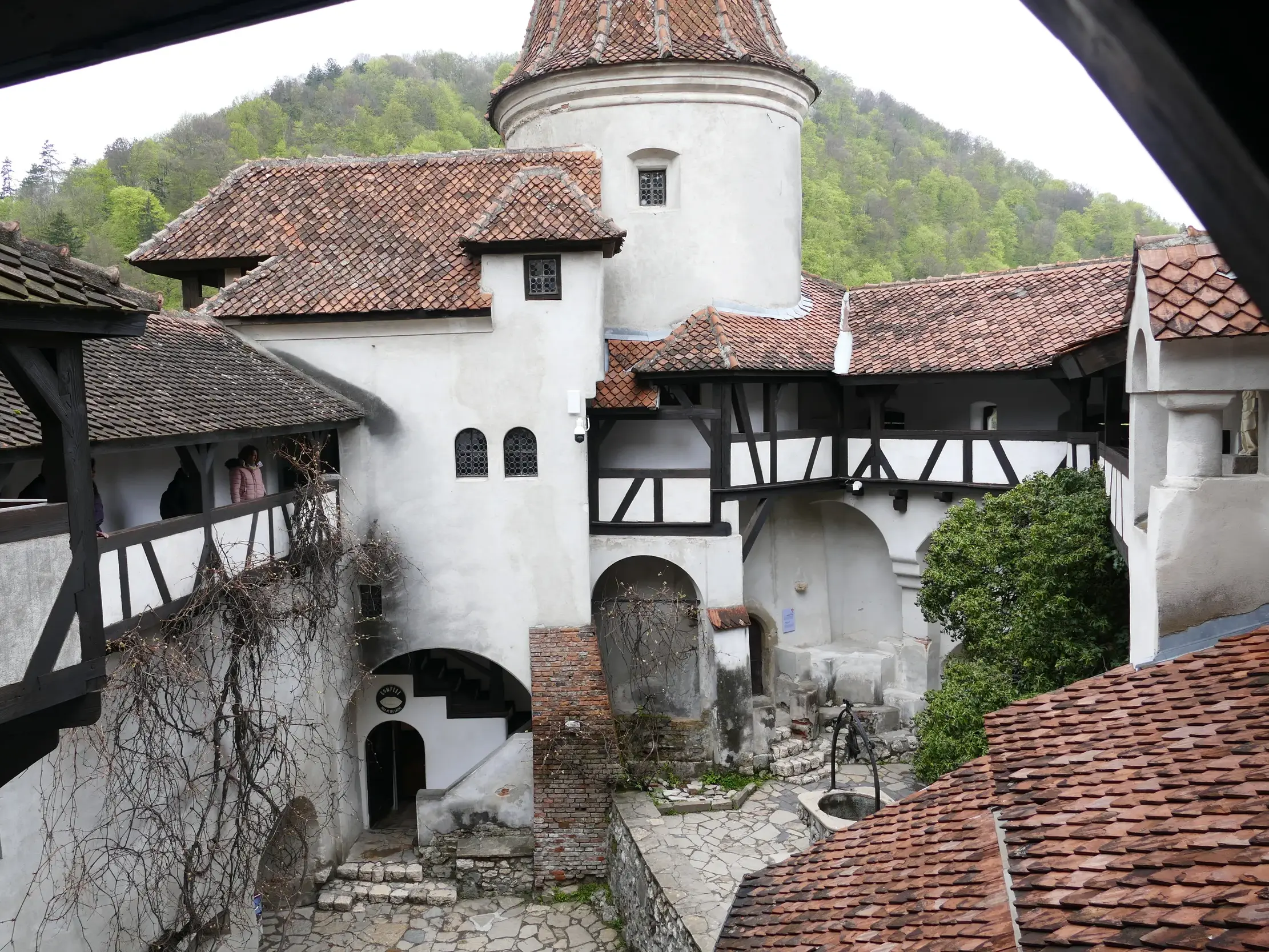 Blick von oben in den historischen Innenhof von Schloss Bran, dem Dracula-Schloss in den rumänischen Karpaten.