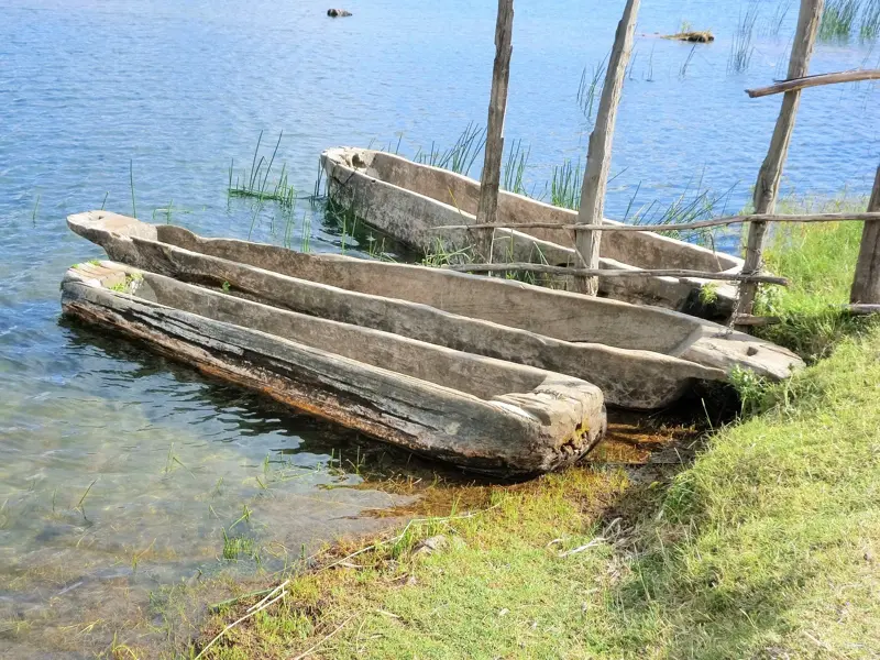 Drei traditionelle Einbaum-Boote aus Holz am grasbewachsenen Ufer des Chamo -Sees im Süden von Äthiopien.