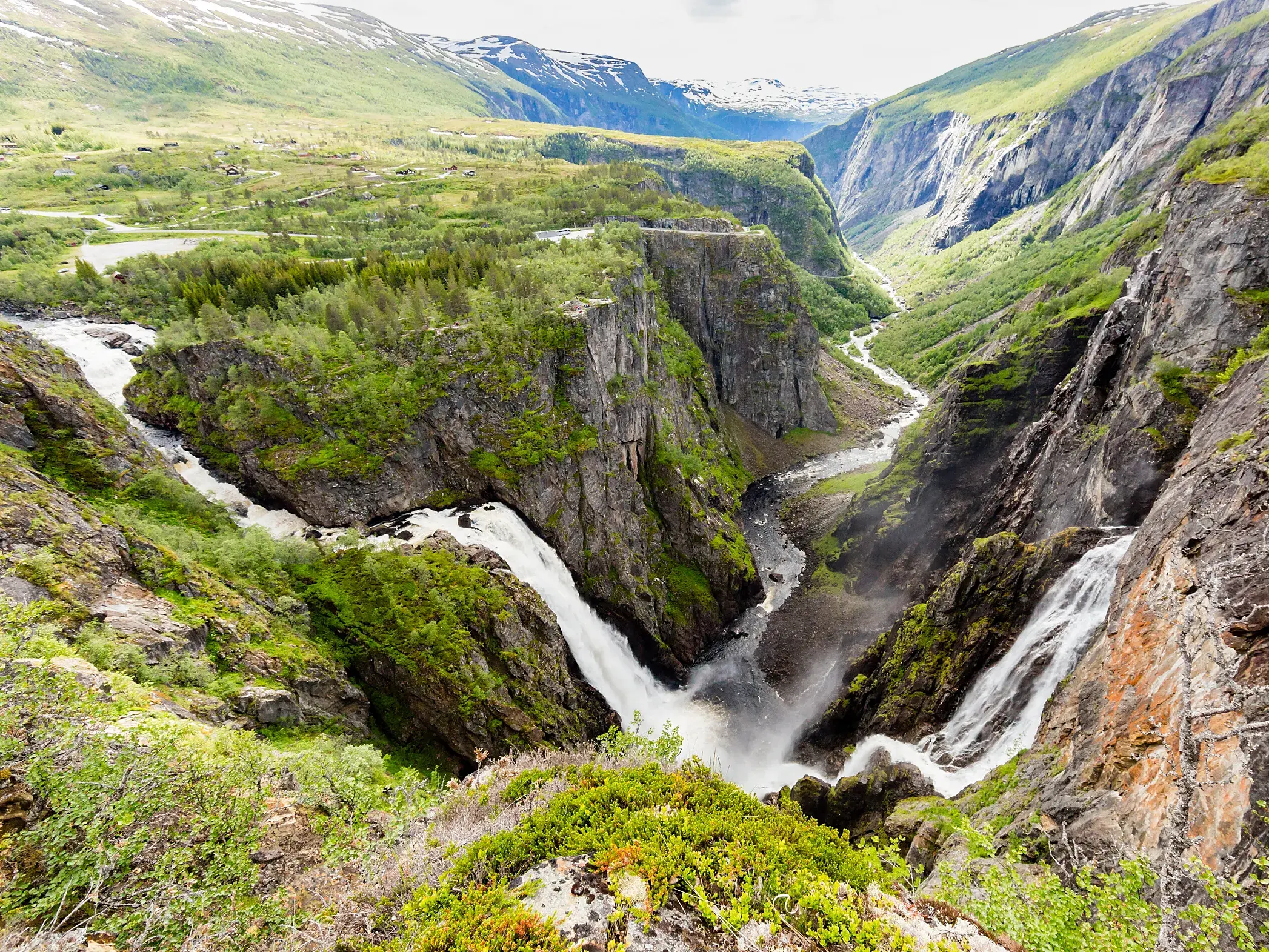 Panoramablick auf den tosenden Vöringsfoss Wasserfall, der in eine tiefe, grüne Schlucht der Hardangervidda stürzt.
