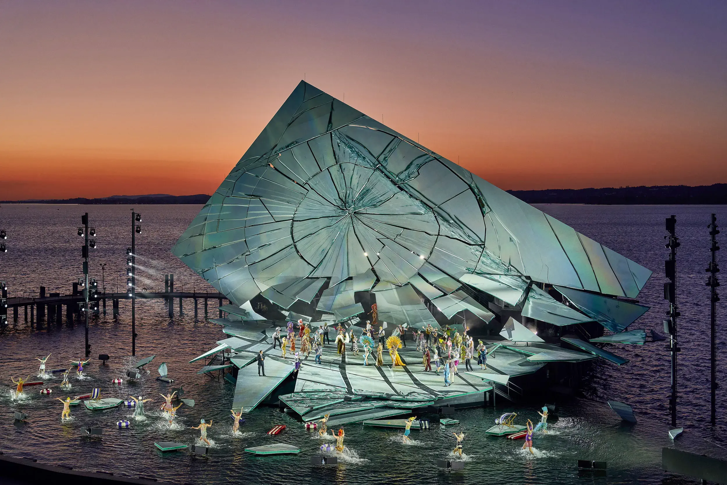 Spektakuläre Kulisse der Seebühne bei den Bregenzer Festspielen am Bodensee in der Abenddämmerung.