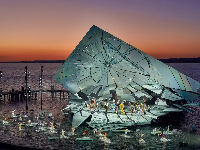 Spektakuläre Kulisse der Seebühne bei den Bregenzer Festspielen am Bodensee in der Abenddämmerung.
