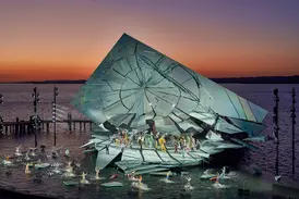 Spektakuläre Kulisse der Seebühne bei den Bregenzer Festspielen am Bodensee in der Abenddämmerung.