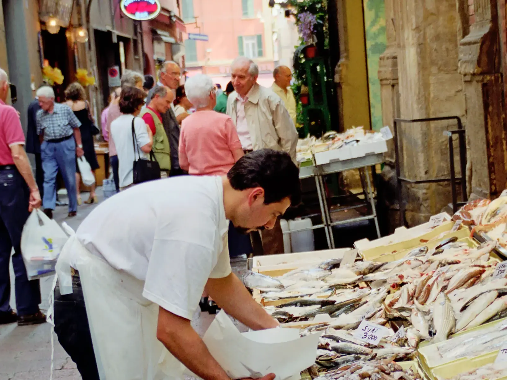 Ein Fischhändler bietet an seinem Stand auf dem quirligen Markt in Bologna fangfrische Meeresfrüchte und Fische an.