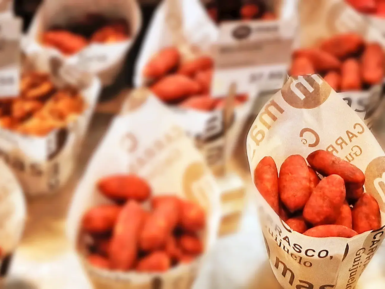 Spanische Spezialitäten, wie frittierte Kroketten, in Papiertüten serviert auf dem Markt von Santa Caterina in Barcelona.