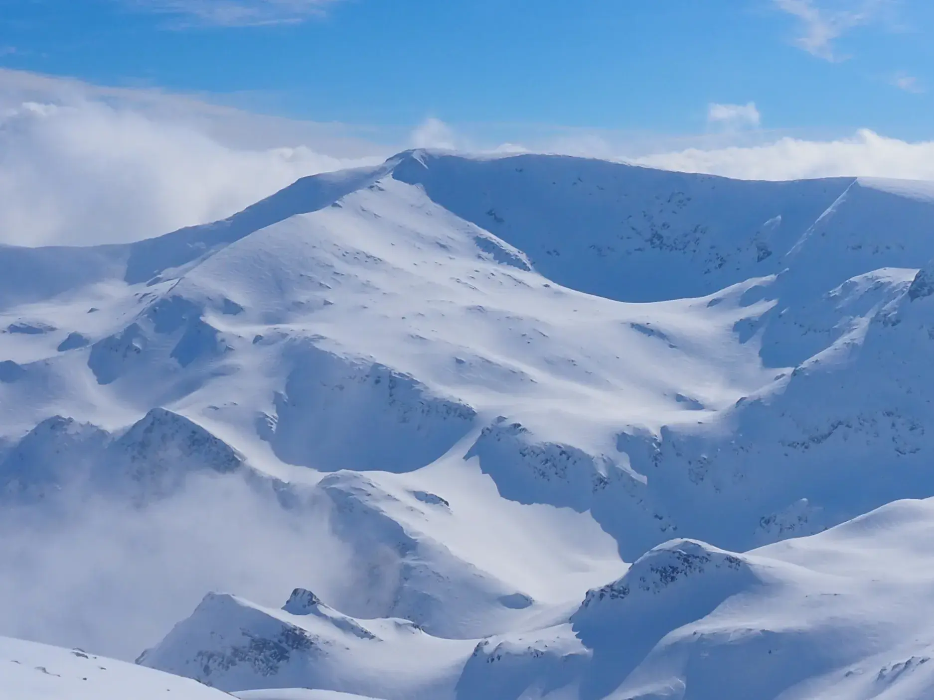 Majestätische Winterlandschaft mit tief verschneiten Bergen im Rila-Gebirge in Bulgarien, ideal zum Schneeschuhwandern.