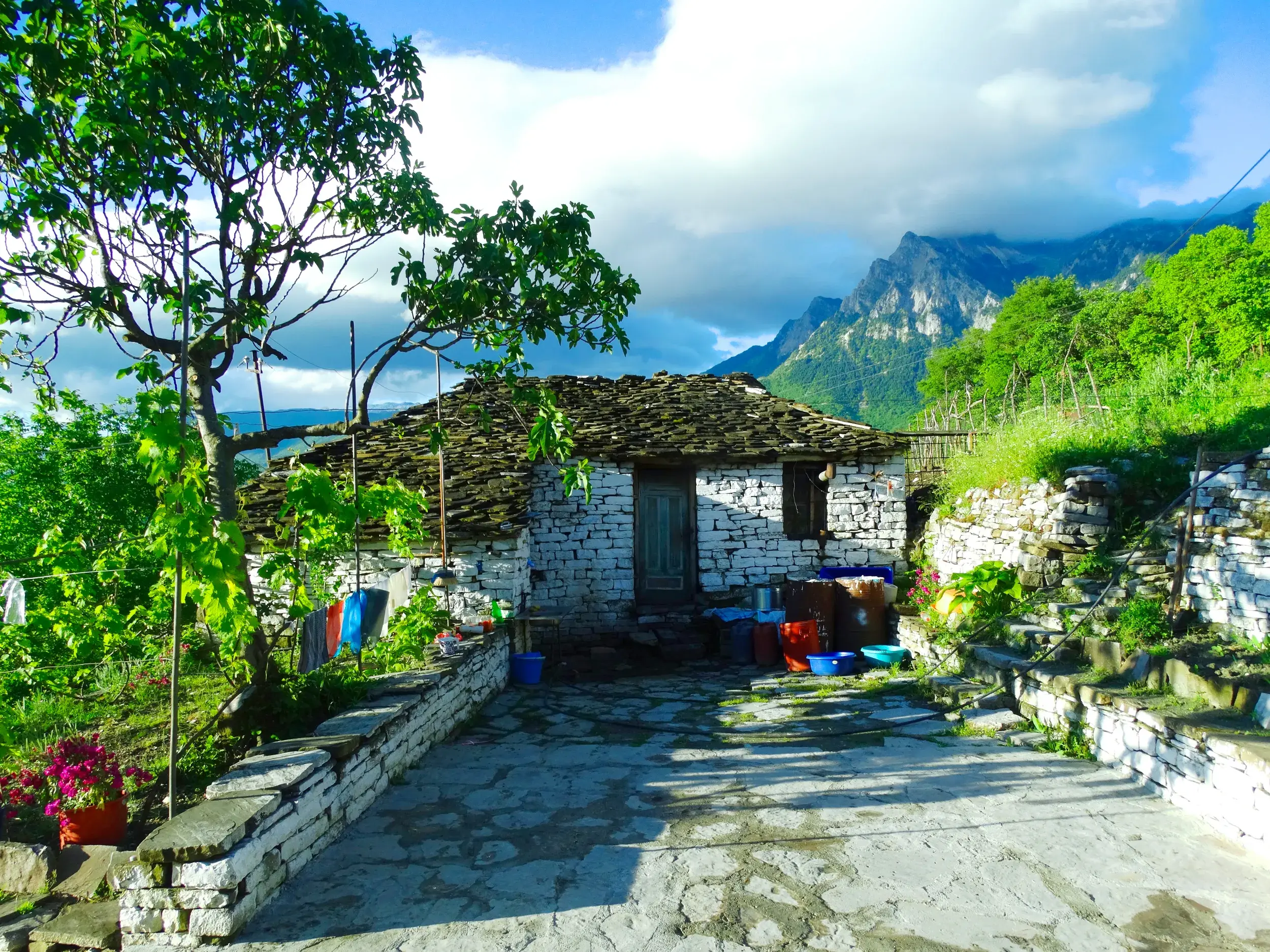 Rustikales Gästehaus aus Stein in einem Bergdorf im albanischen Küstengebirge bei einer Hauser Exkursionen Trekking-Reise.