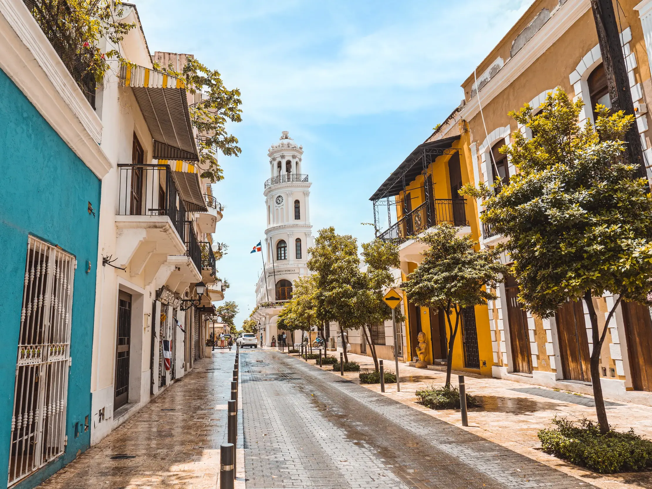 Charmante Gasse mit bunten Kolonialhäusern in der Zona Colonial von Santo Domingo, einem UNESCO-Welterbe.
