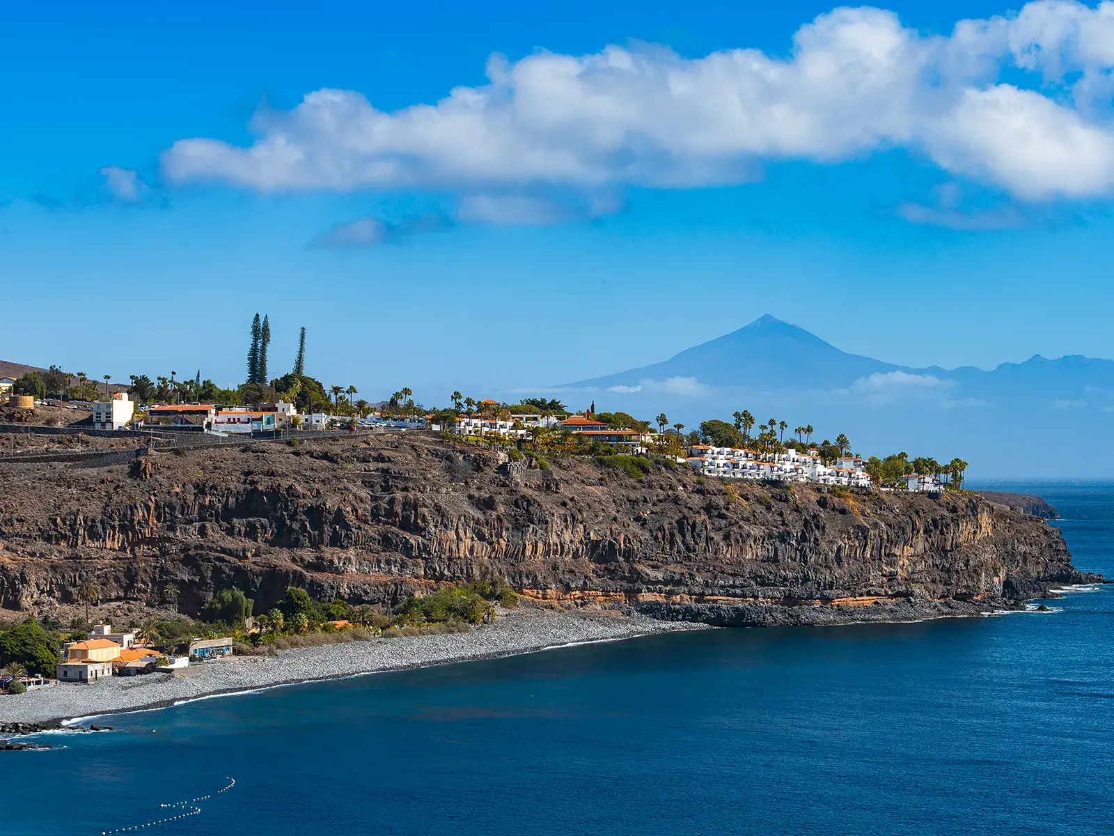Das Hotel Jardín Tecina auf der Steilküste von La Gomera mit Blick über den Atlantik auf den Vulkan Teide auf Teneriffa.