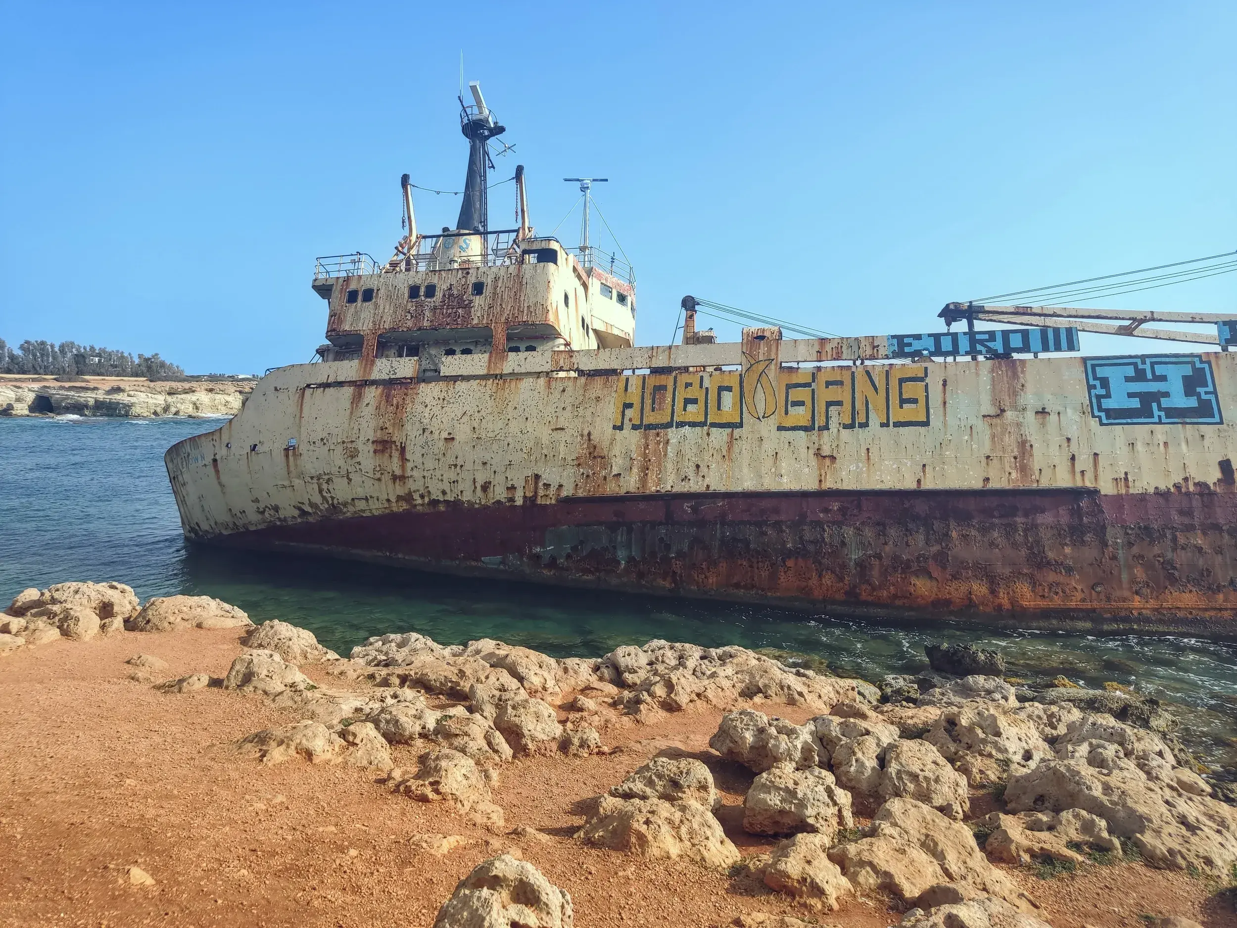 Das verrostete Schiffswrack Edro III liegt bei den Meereshöhlen von Paphos an der felsigen Küste Zyperns gestrandet.