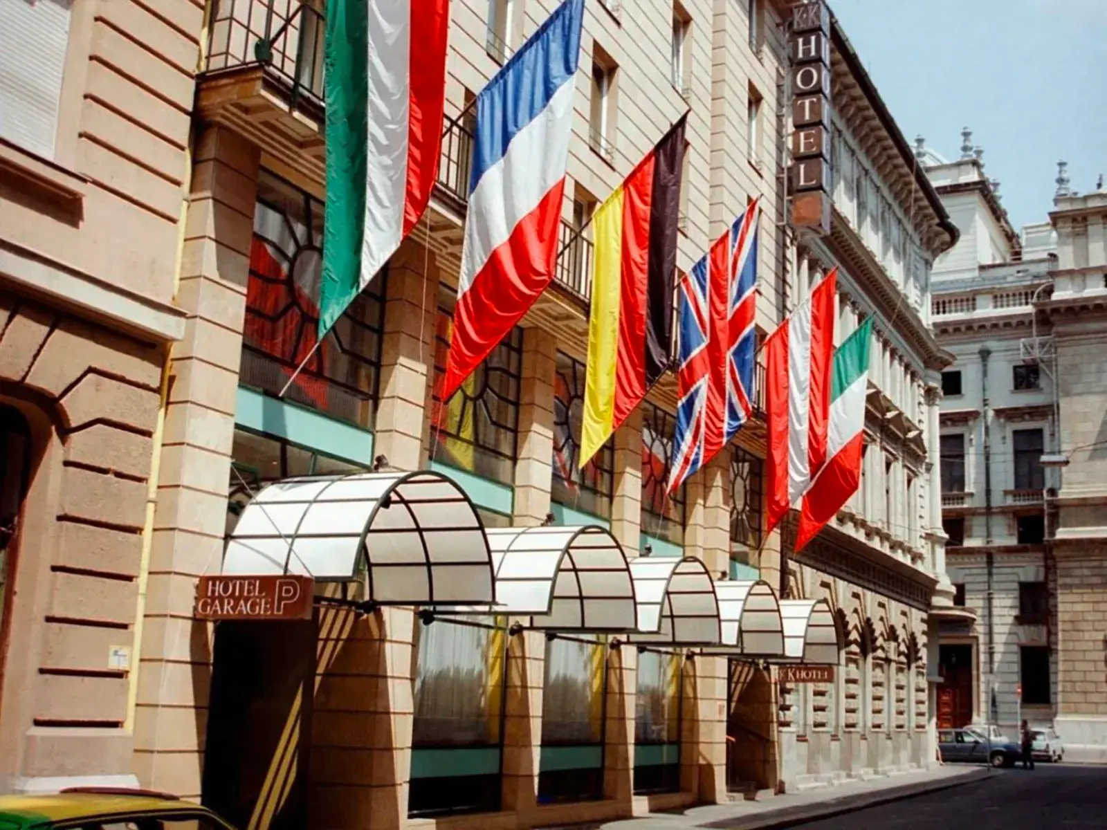 Fassade des Hotel K+K Opera in Budapest, geschmückt mit internationalen Flaggen, Unterkunft bei der  Studiosus Städtereise CityLights