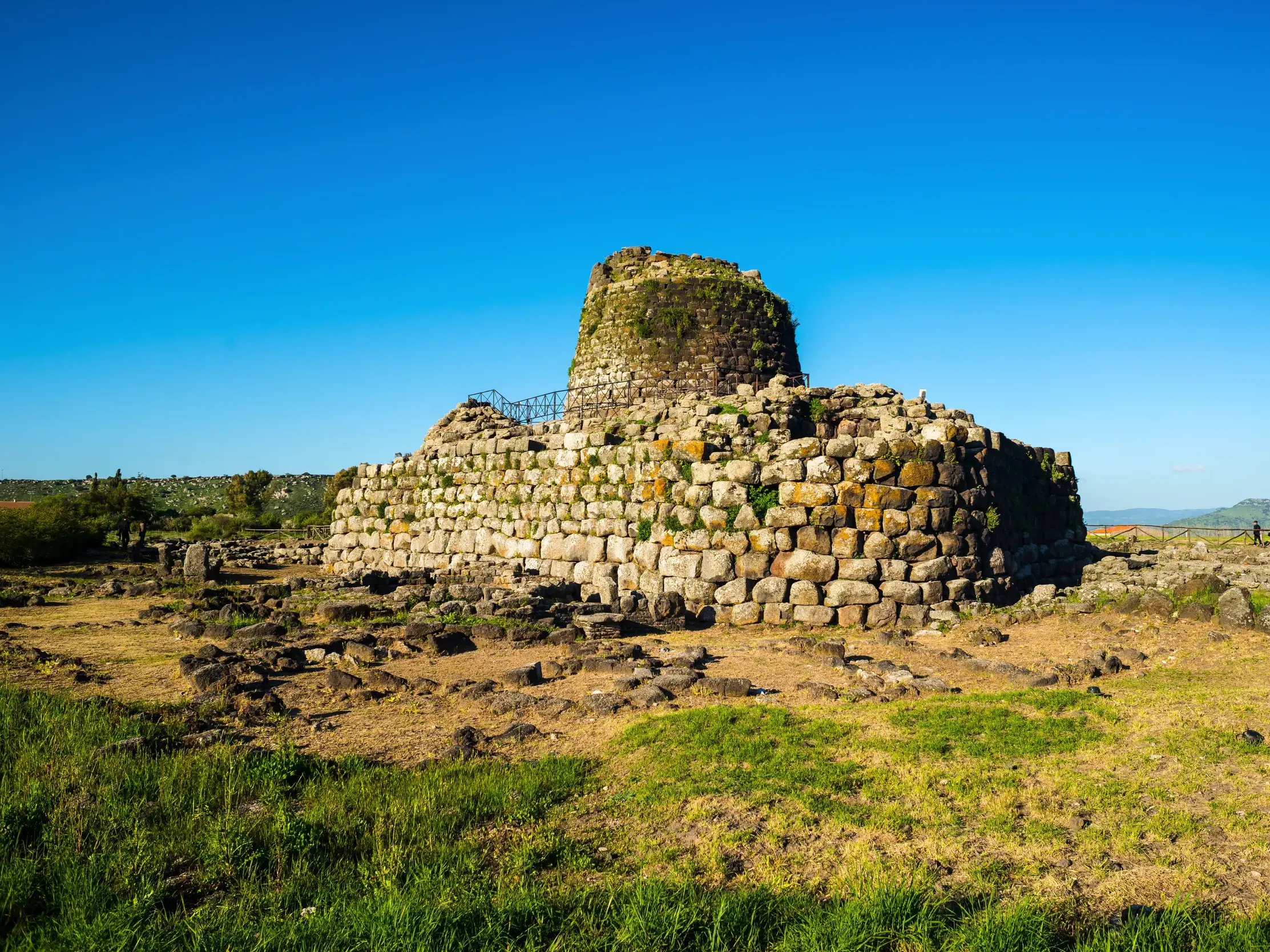 Die bronzezeitliche Nuraghenfestung Su Nuraxi bei Barumini, ein UNESCO-Welterbe auf Sardinien, bei strahlendem Sonnenschein.