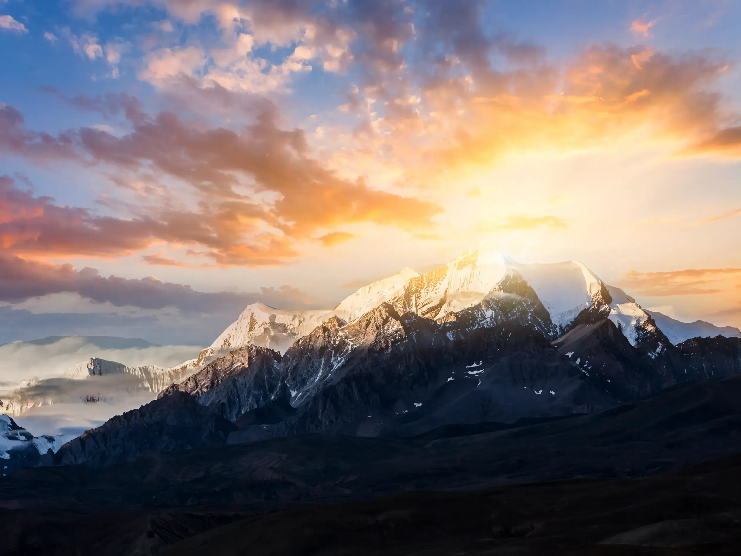 Spektakulärer Sonnenaufgang über der schneebedeckten Himalaya-Bergkette in Nepal.