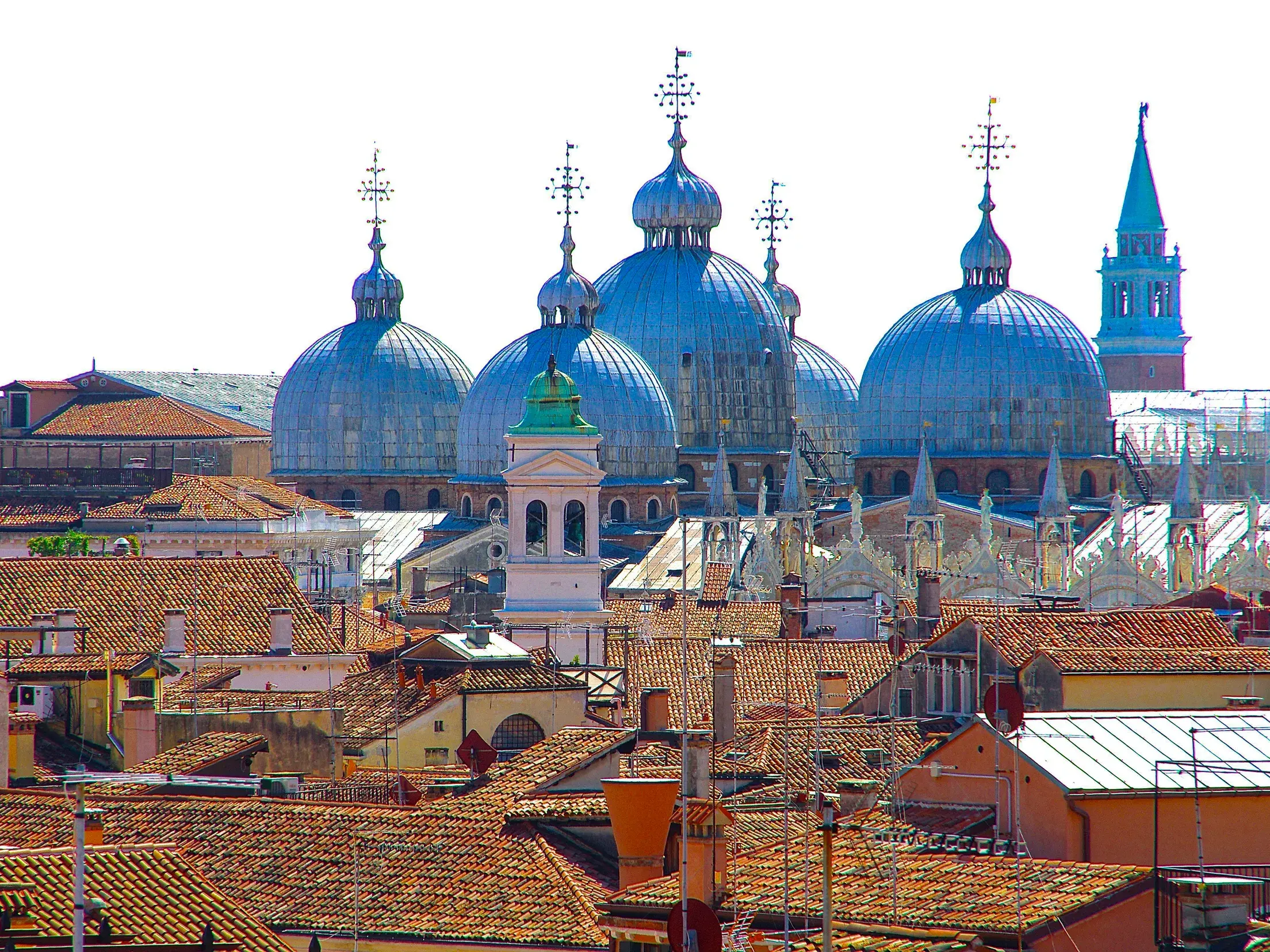 Blick vom Glockenturm von San Giorgio Maggiore über die roten Dächer Venedigs auf die byzantinischen Kuppeln des Markusdoms.