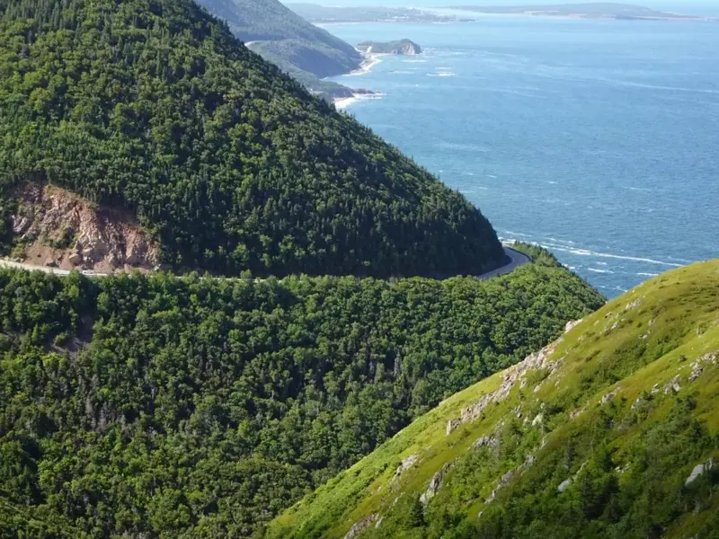Der kurvenreiche Cabot Trail führt durch die dichten Wälder der Cape Breton Highlands entlang der rauen Atlantikküste Kanadas.