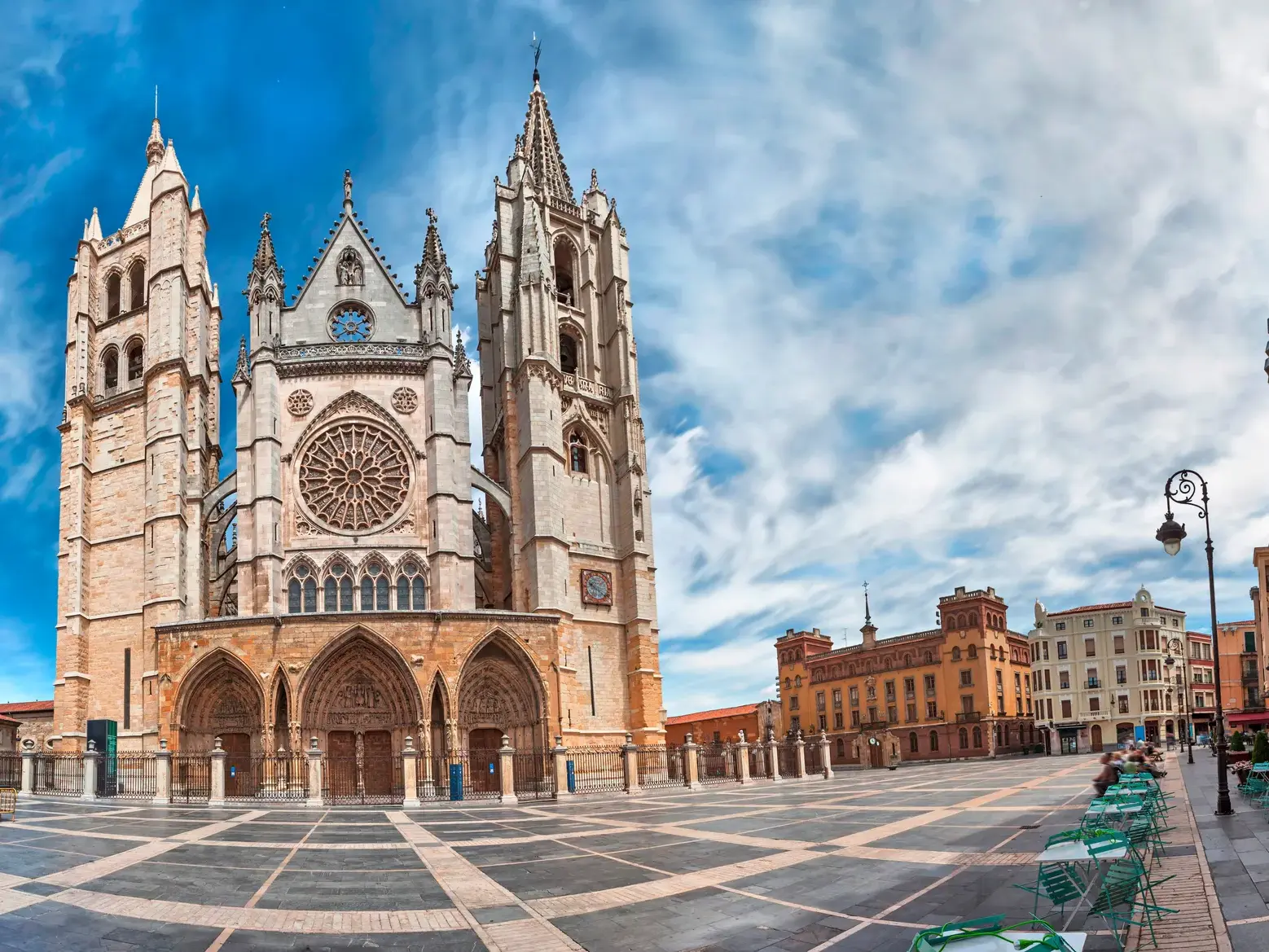 Weitwinkelaufnahme der prachtvollen gotischen Kathedrale von León auf der Plaza de Regla auf dem Jakobsweg in Spanien.