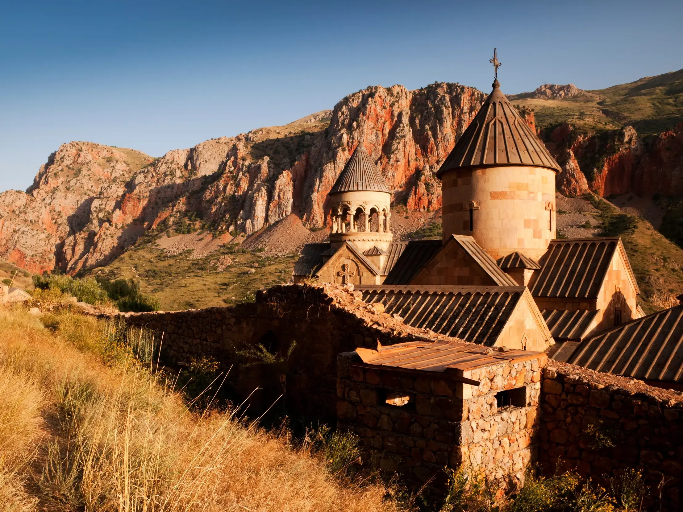 Wanderweg zum Kloster Norawank, das in einer roten Felsenschlucht in Armenien liegt und von der Abendsonne beschienen wird.