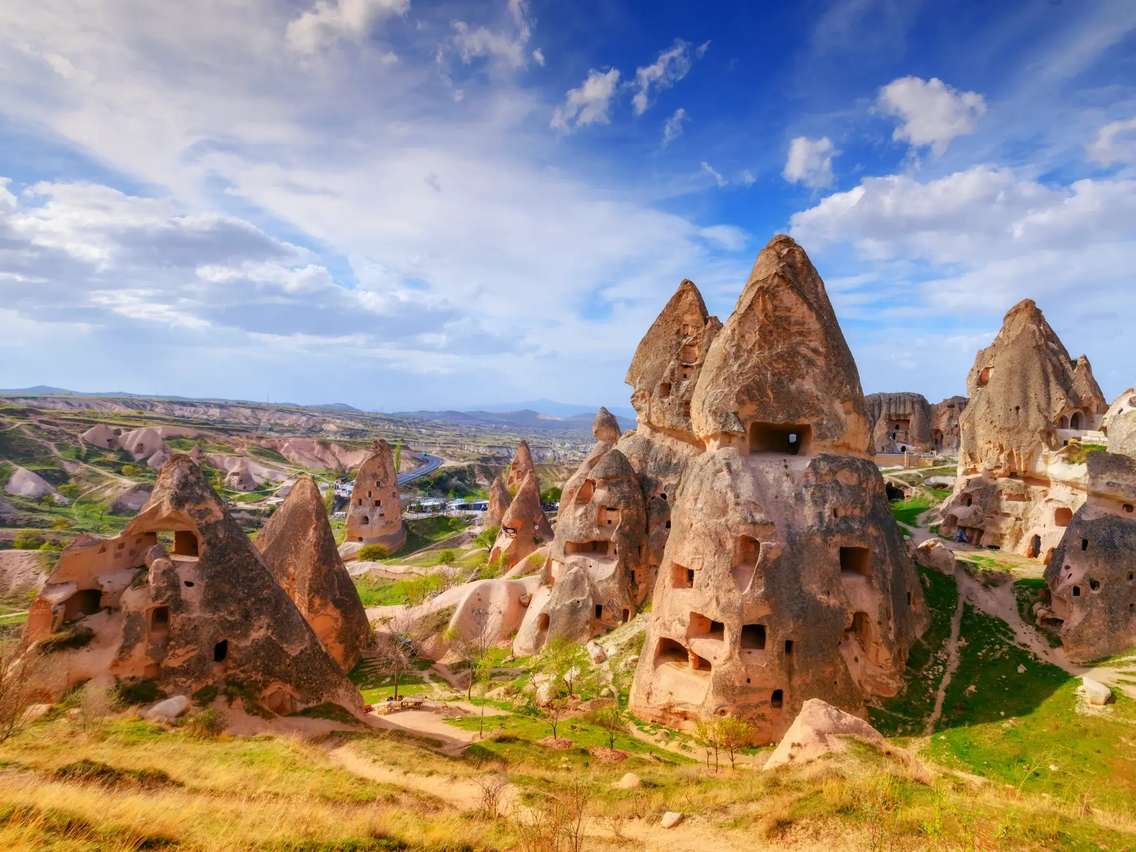 Die berühmten Feenkamine in Kappadokien mit ihren Höhlenwohnungen in der Tuffsteinlandschaft von Göreme bei Sonnenschein.