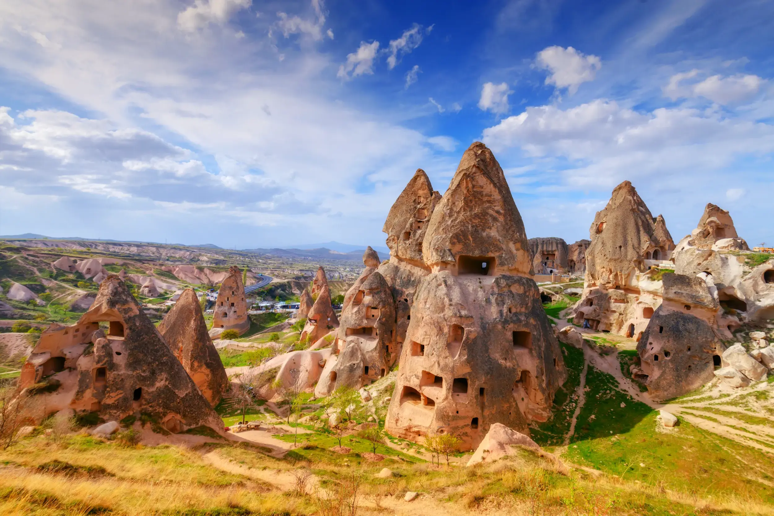 Die berühmten Feenkamine in Kappadokien mit ihren Höhlenwohnungen in der Tuffsteinlandschaft von Göreme bei Sonnenschein.