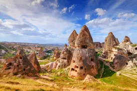 Die berühmten Feenkamine in Kappadokien mit ihren Höhlenwohnungen in der Tuffsteinlandschaft von Göreme bei Sonnenschein.