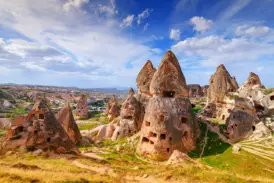 Die berühmten Feenkamine in Kappadokien mit ihren Höhlenwohnungen in der Tuffsteinlandschaft von Göreme bei Sonnenschein.