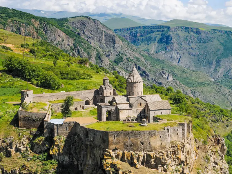Das historische Kloster Tatev thront auf einem Felsplateau, umgeben von der beeindruckenden Berglandschaft der Vorotan-Schlucht.