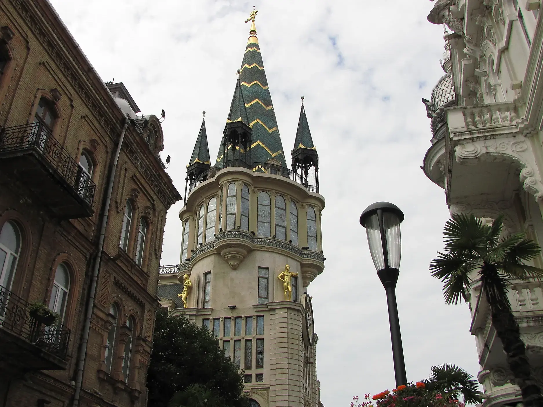 Die Astronomische Uhr in Batumi mit gold-grünem Dach, umgeben von prunkvoller Architektur am Europe Square in Georgien.