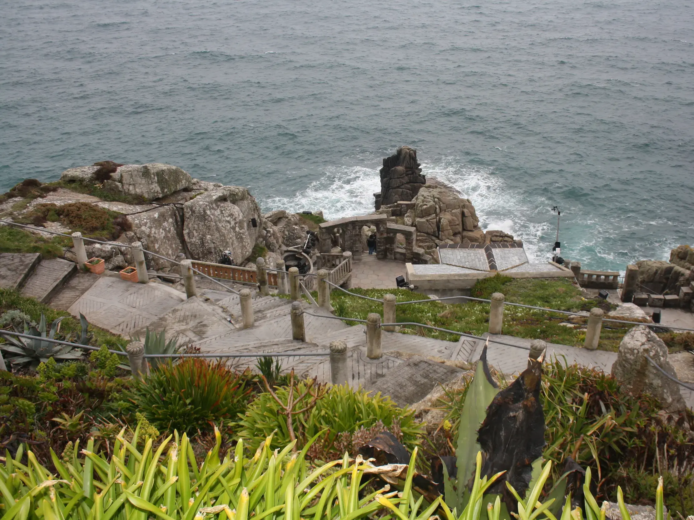 Steile Treppen führen durch das Minack Theatre an der Küste von Cornwall, ein Highlight der Wanderung am South West Coast Path.