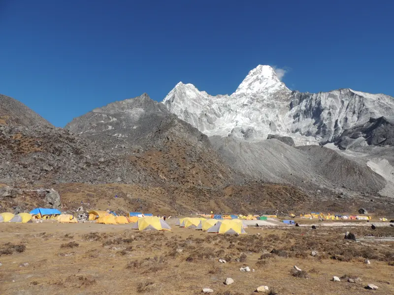 Zahlreiche Trekking-Zelte im Ama Dablam-Basislager vor der Kulisse des schneebedeckten Gipfels des Matterhorn Nepals.