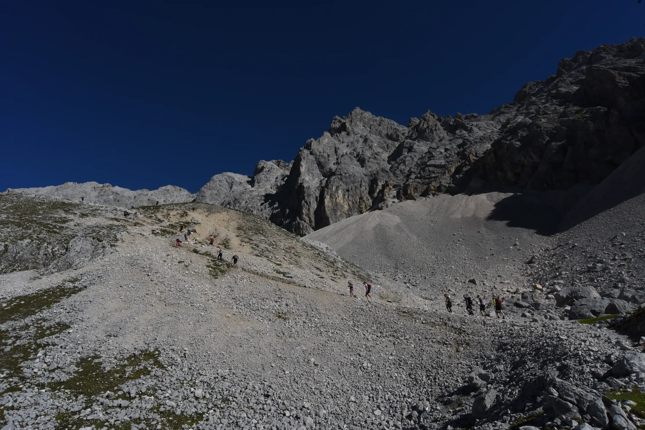Eine Hauser-Wandergruppe auf dem anspruchsvollen Aufstieg über geröllreiche Moränen zum Gipfel der Zugspitze in den Alpen.