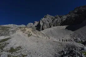 Eine Hauser-Wandergruppe auf dem anspruchsvollen Aufstieg über geröllreiche Moränen zum Gipfel der Zugspitze in den Alpen.