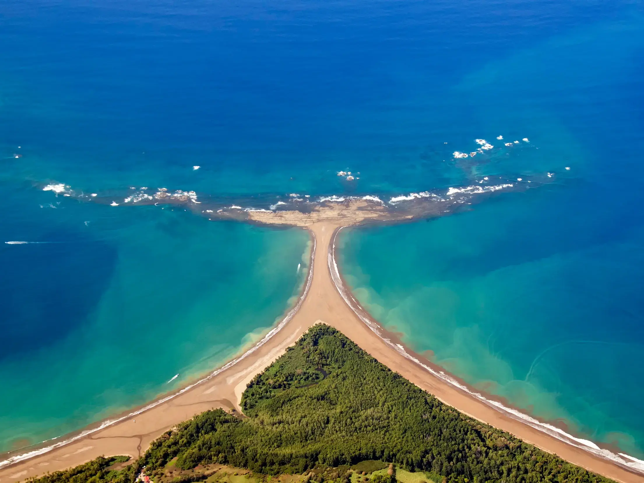 Luftaufnahme der walflossenförmigen Sandbank im Nationalpark Marino Ballena an der Südpazifikküste Costa Ricas.