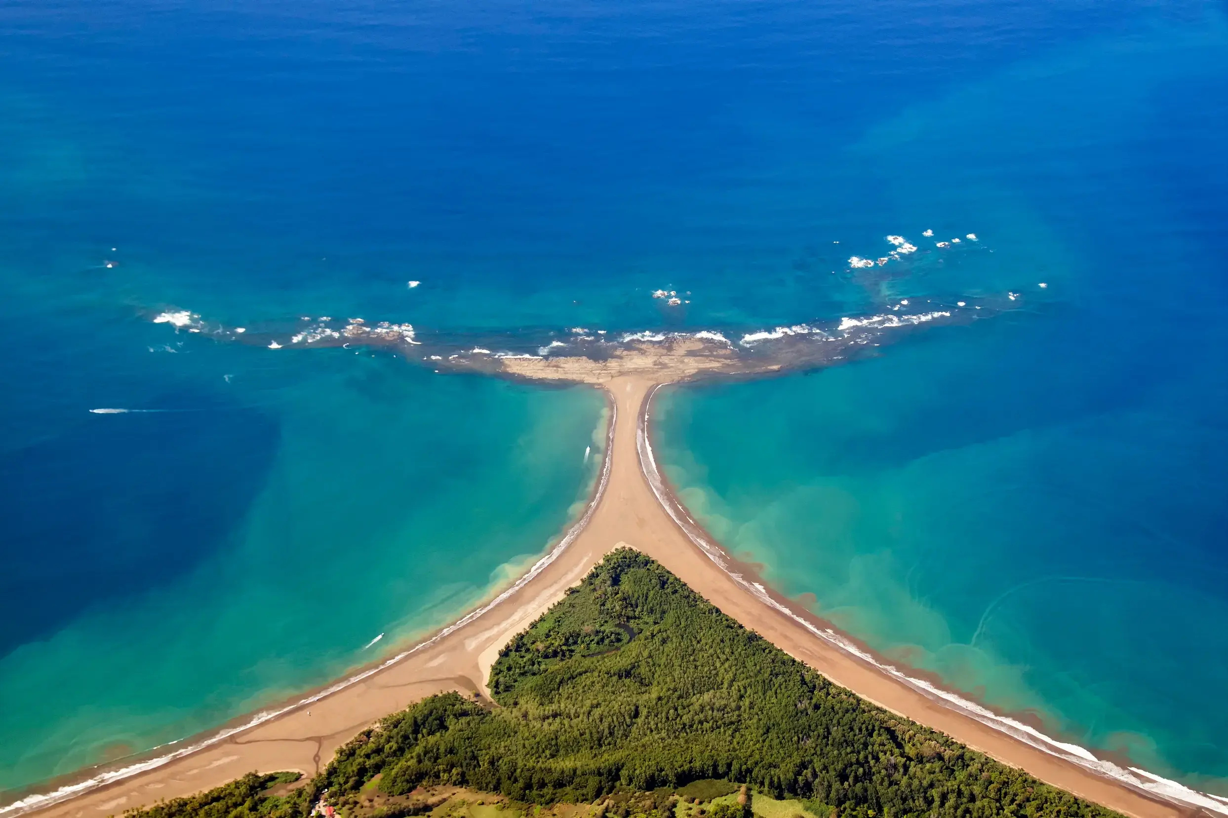 Luftaufnahme der walflossenförmigen Sandbank im Nationalpark Marino Ballena an der Südpazifikküste Costa Ricas.