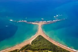 Luftaufnahme der walflossenförmigen Sandbank im Nationalpark Marino Ballena an der Südpazifikküste Costa Ricas.