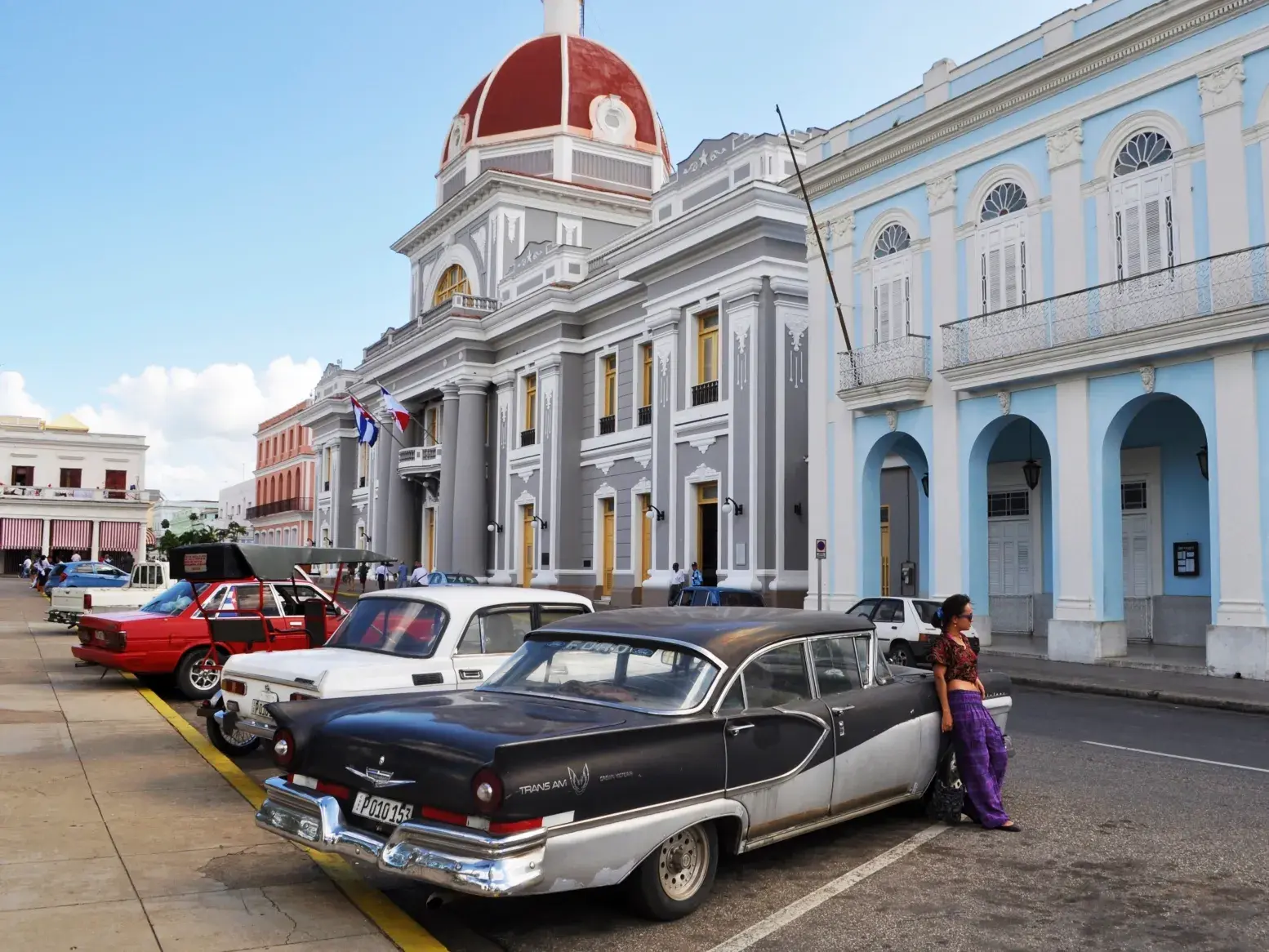 Bunte amerikanische Oldtimer parken vor der Kolonialarchitektur des Teatro Tomás Terry am Parque Marti in Cienfuegos, Kuba.
