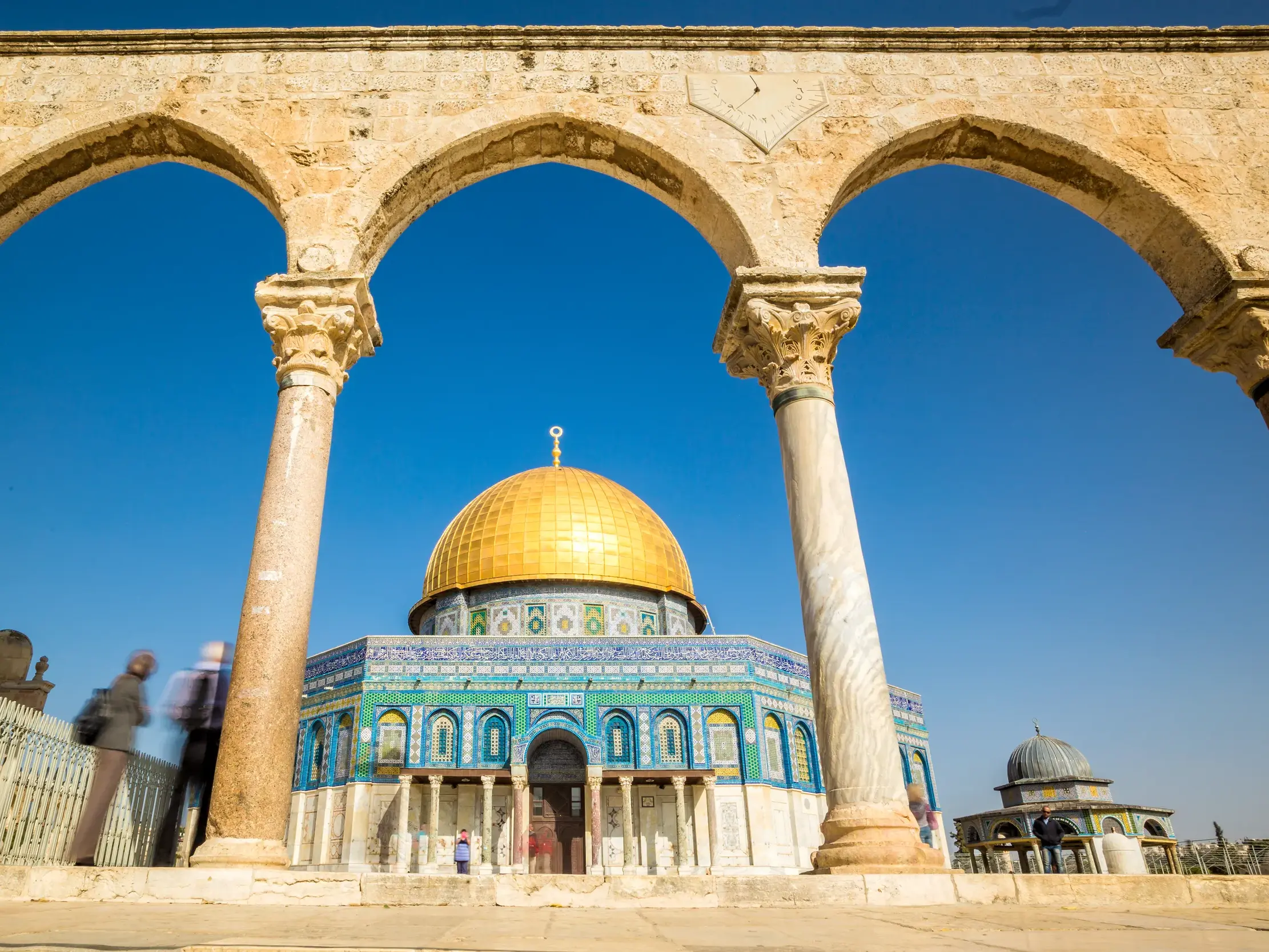 Studienreise in Jerusalem: Der prächtige Felsendom mit Goldkuppel, gesehen durch historische Arkaden auf dem Tempelberg.