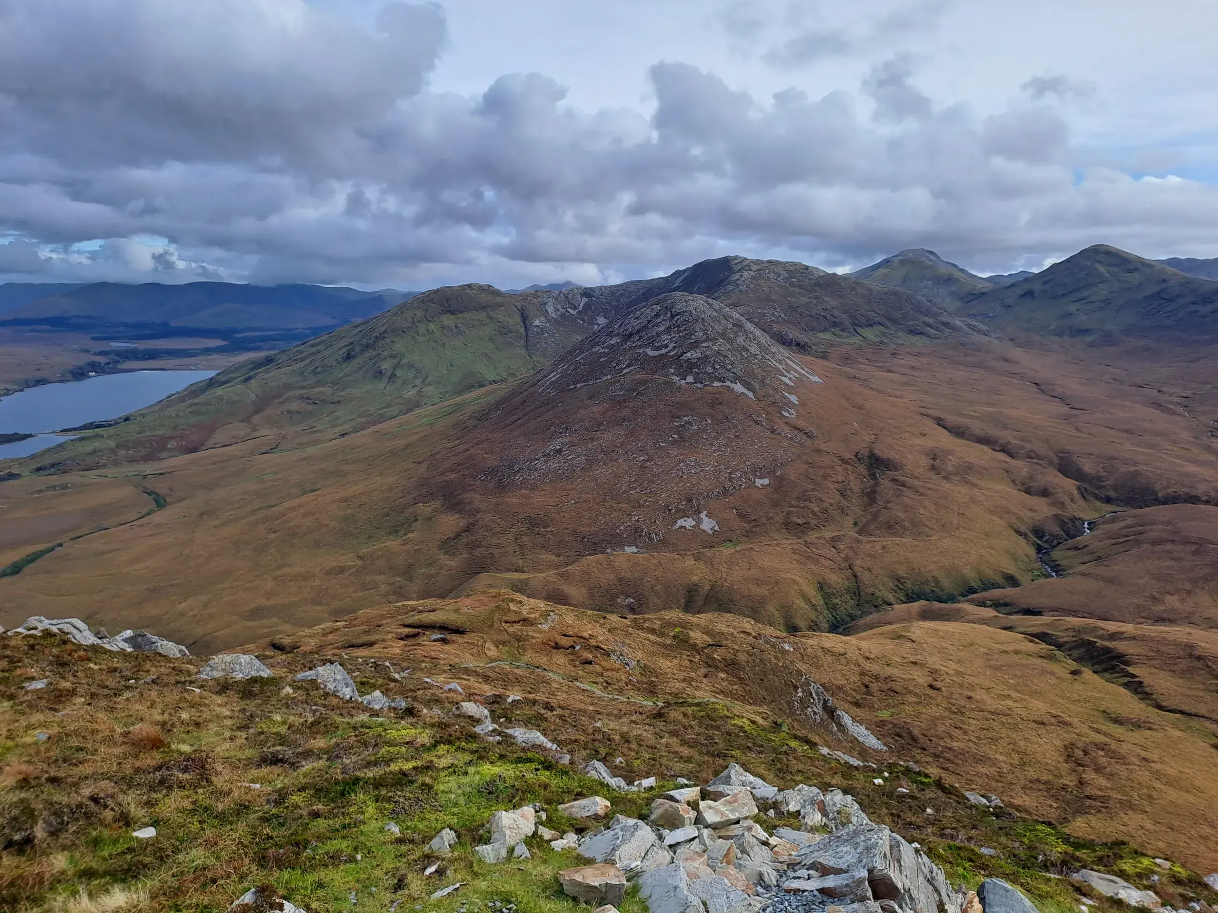 Panoramablick vom Diamond Hill über die raue Berglandschaft des Connemara-Nationalparks in Connemara, Irland.