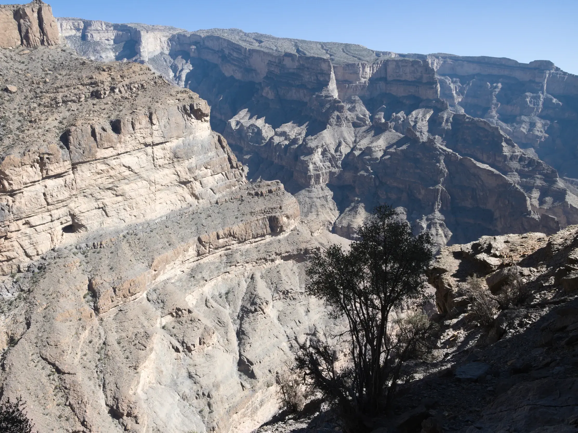 Karge Felslandschaft und tiefe Schluchten des Wadi Ghul, gesehen vom berühmten Balcony Walk am Jebel Shams im Oman.