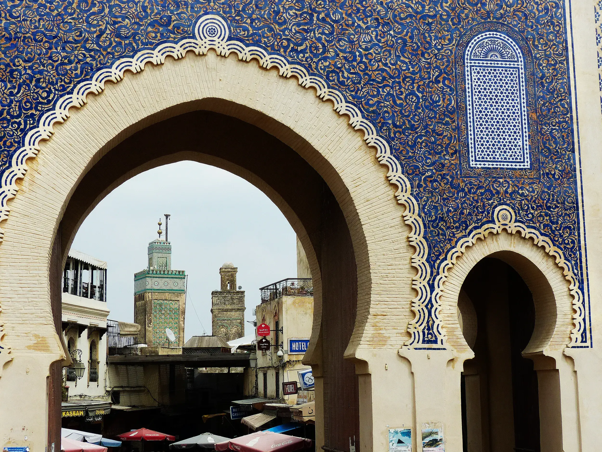 Das kunstvolle blaue Mosaik des Stadttors Bab Bou Jeloud in Fès, das den Eingang zur historischen Medina markiert.