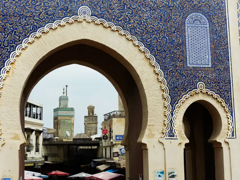 Das kunstvolle blaue Mosaik des Stadttors Bab Bou Jeloud in Fès, das den Eingang zur historischen Medina markiert.