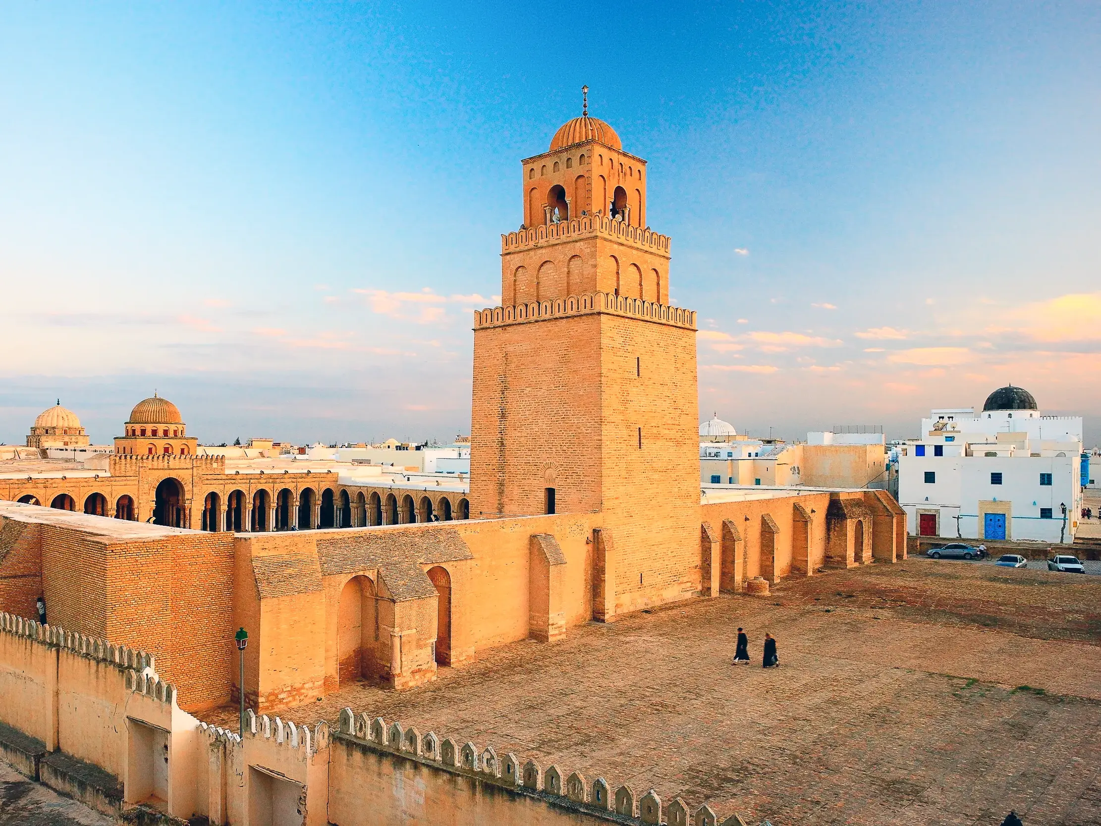 Die historische Sidi-Okba-Moschee mit markantem Minarett im tunesischen Kairouan