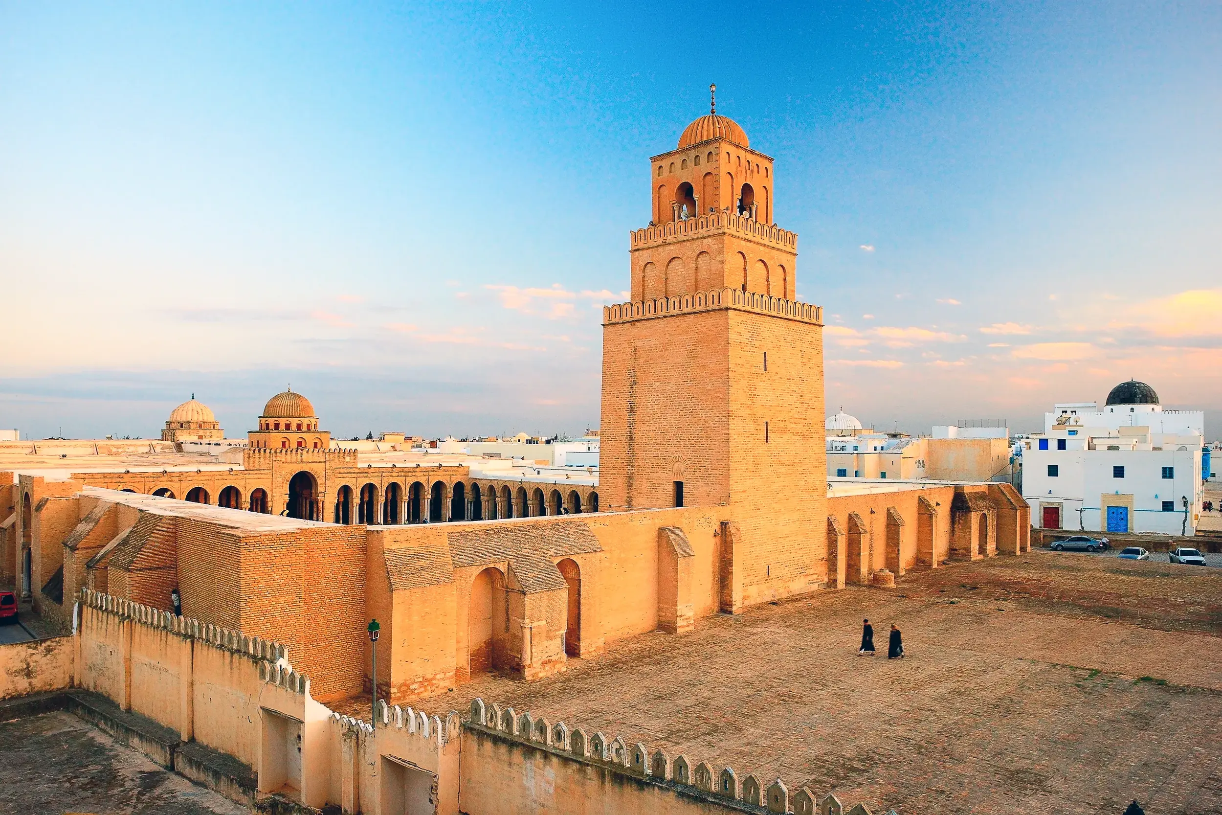 Die historische Sidi-Okba-Moschee mit markantem Minarett im tunesischen Kairouan