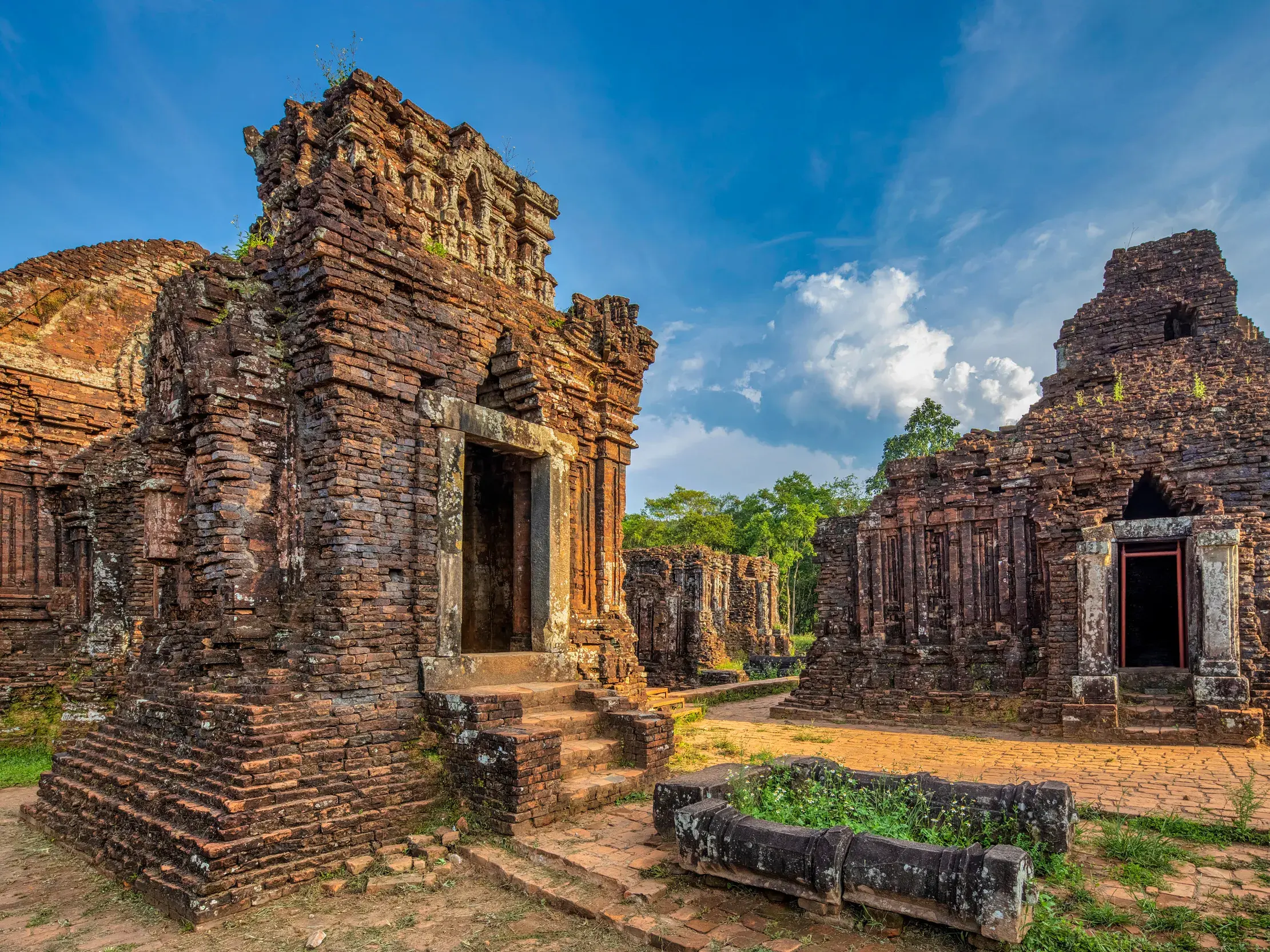 Historische Ruinen des Cham-Königreichs im UNESCO-Weltkulturerbe My Son Sanctuary in Vietnam, umgeben von Dschungel.