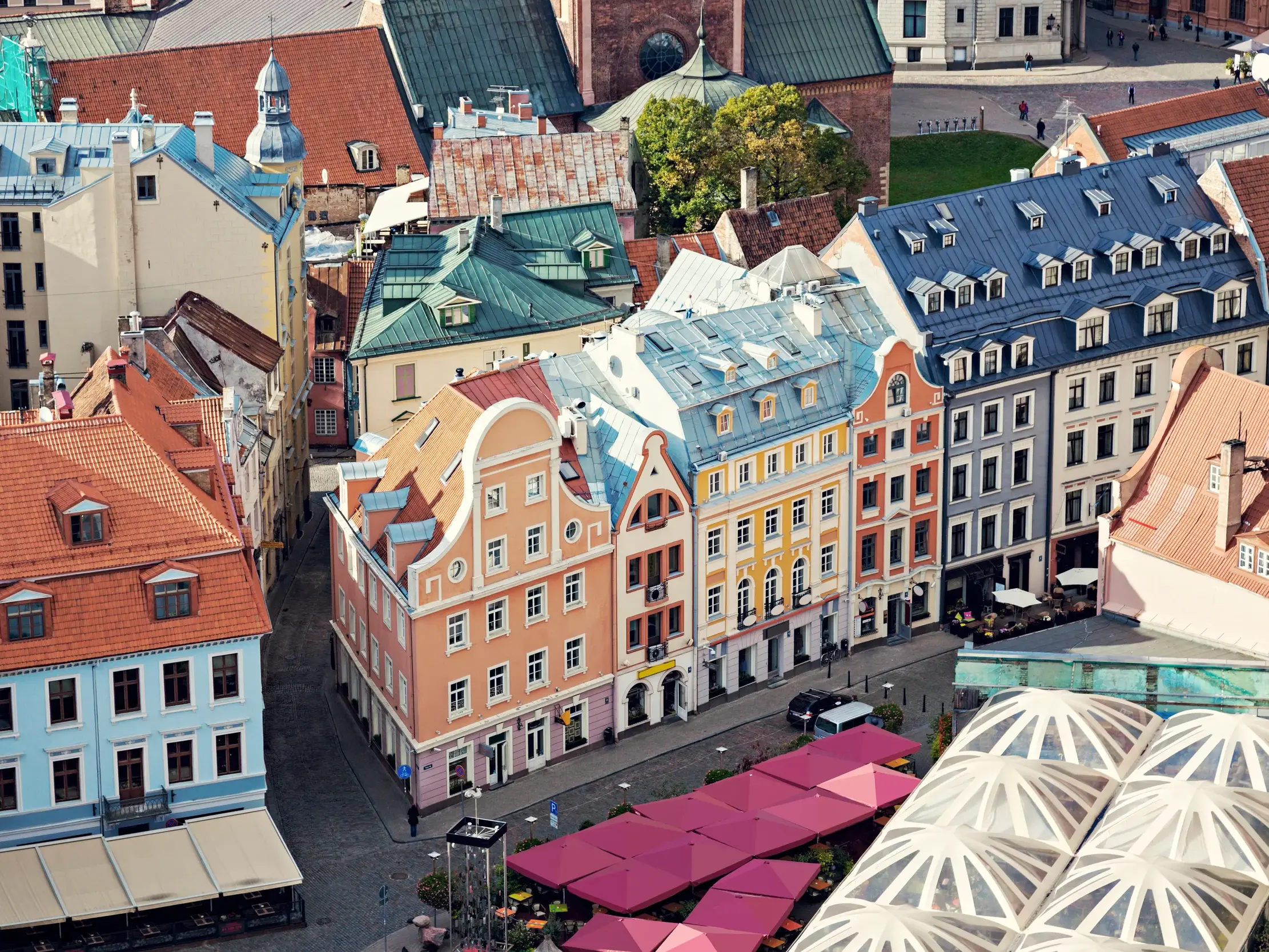Bunte Giebelhäuser und Dächer in der Altstadt von Riga, ein Höhepunkt dieser Studiosus Studienreise ins Baltikum.