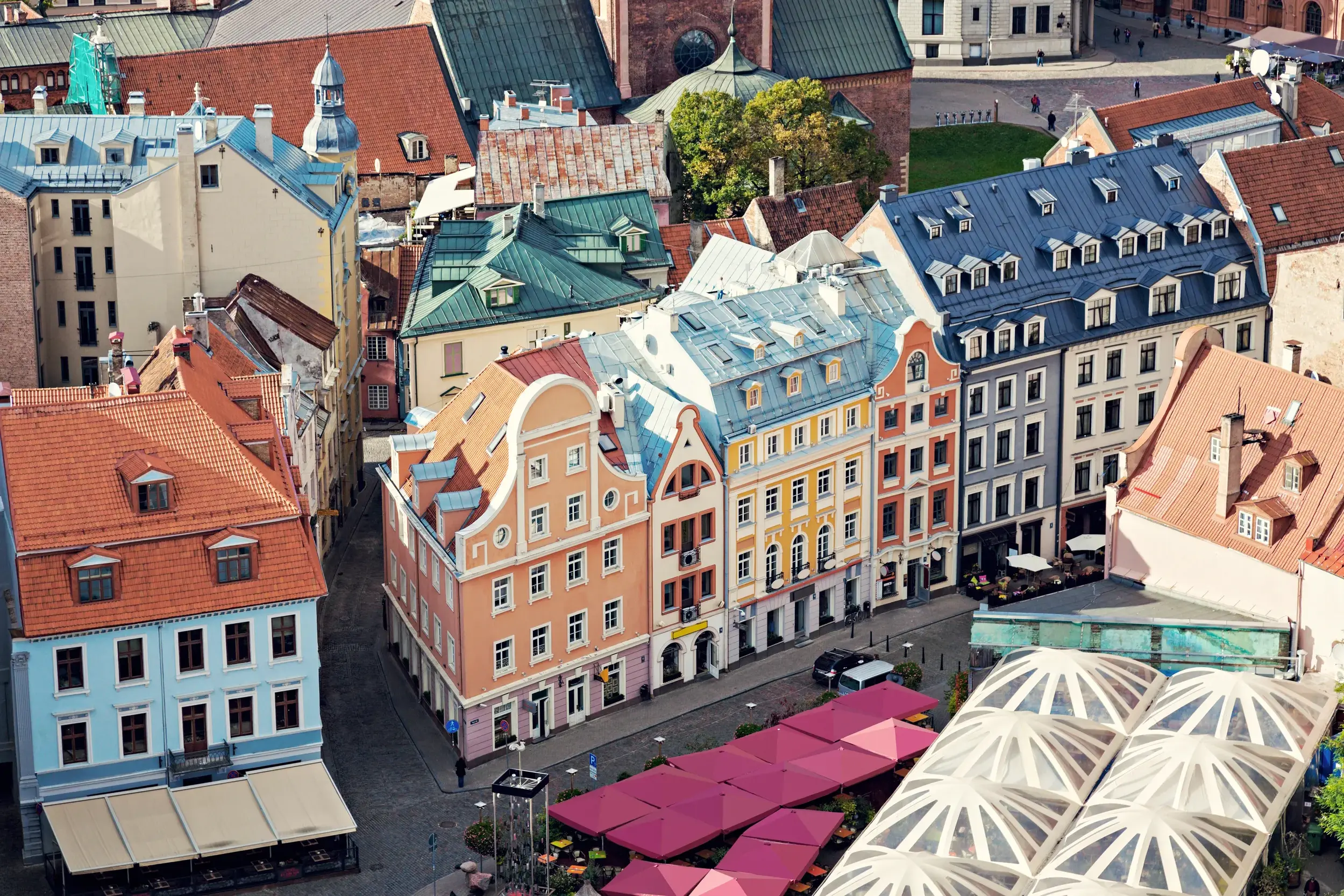Bunte Giebelhäuser und Dächer in der Altstadt von Riga, ein Höhepunkt dieser Studiosus Studienreise ins Baltikum.