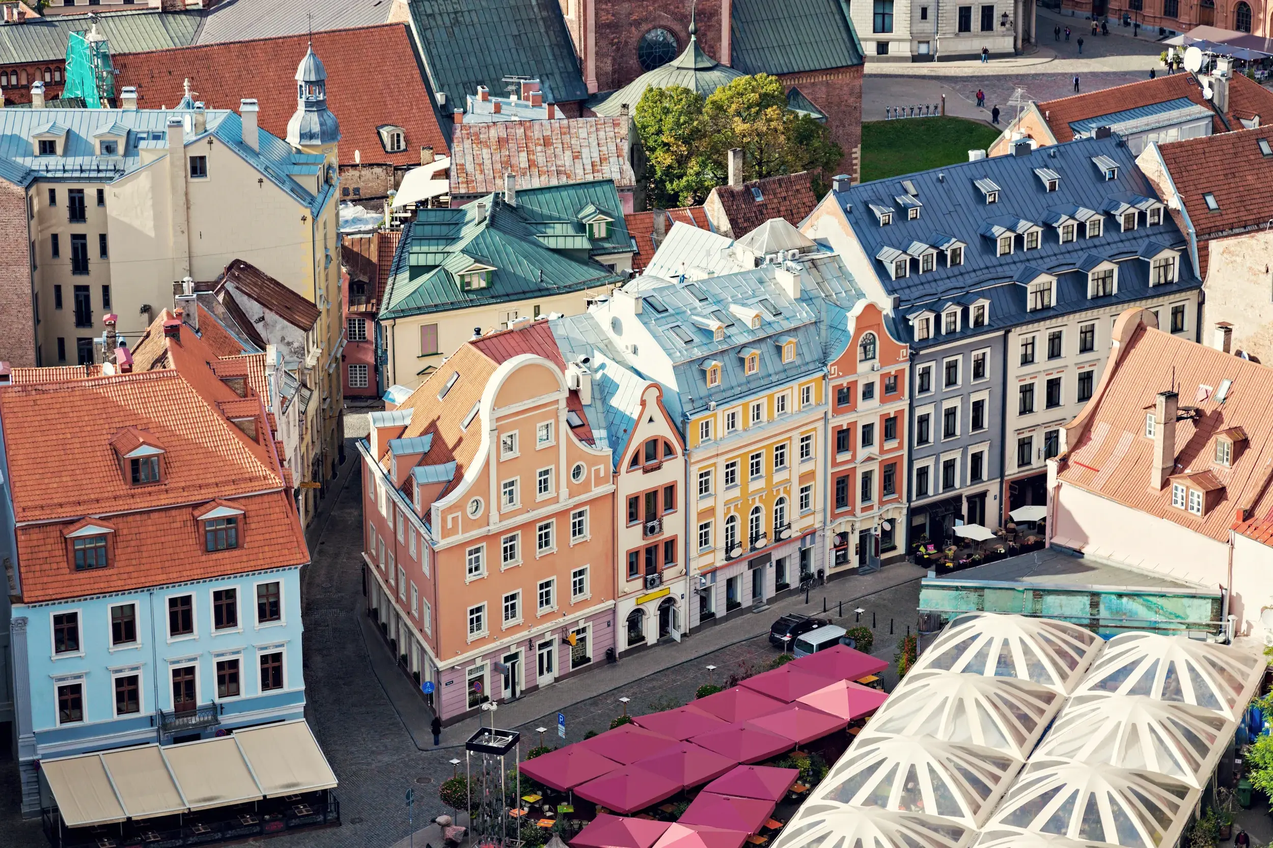 Bunte Giebelhäuser und Dächer in der Altstadt von Riga, ein Höhepunkt dieser Studiosus Studienreise ins Baltikum.