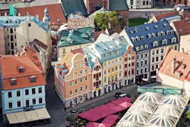 Bunte Giebelhäuser und Dächer in der Altstadt von Riga, ein Höhepunkt dieser Studiosus Studienreise ins Baltikum.